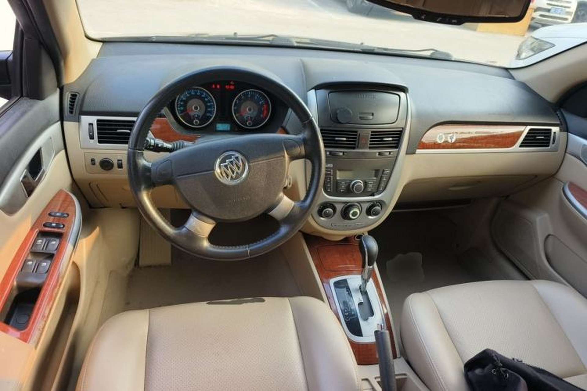 Used Buick Excelle 2013 1.5L Automatic Luxury Model Center Console