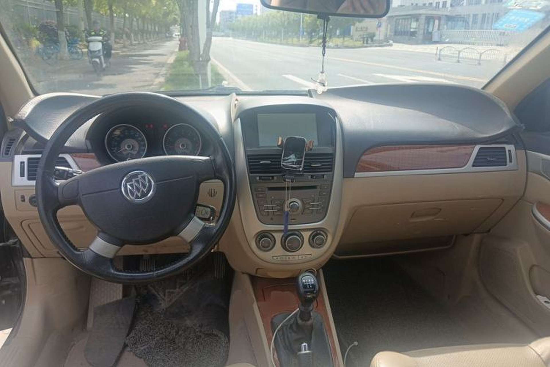 Used Buick Excelle 2013 1.5L Manual Luxury Model Center Console
