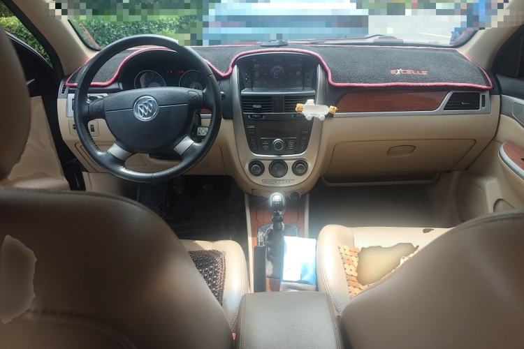 Used Buick Excelle 2013 1.5L Manual Luxury Model Center Console