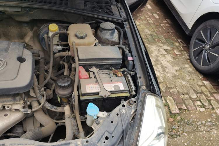 Used Buick Excelle 2013 1.5L Manual Classic Model Engine Bay Left