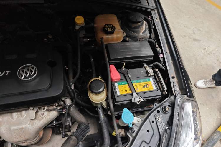 Used Buick Excelle 2013 1.5L Manual Classic Model Engine Bay Left