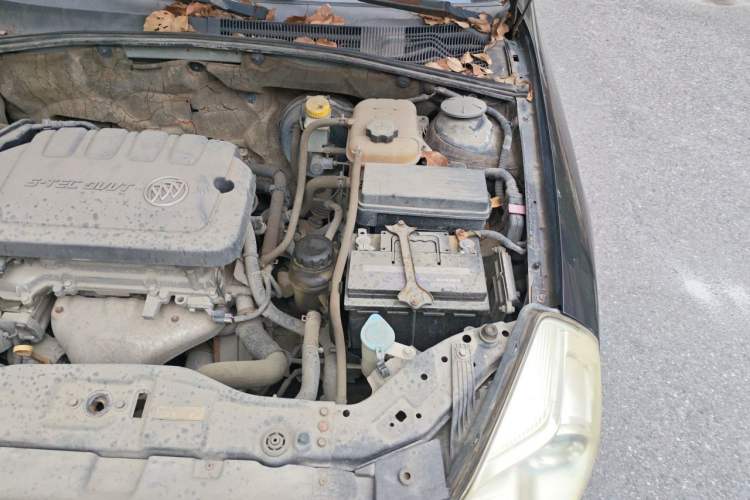 Used Buick Excelle 2013 1.5L Manual Classic Model Engine Bay Left