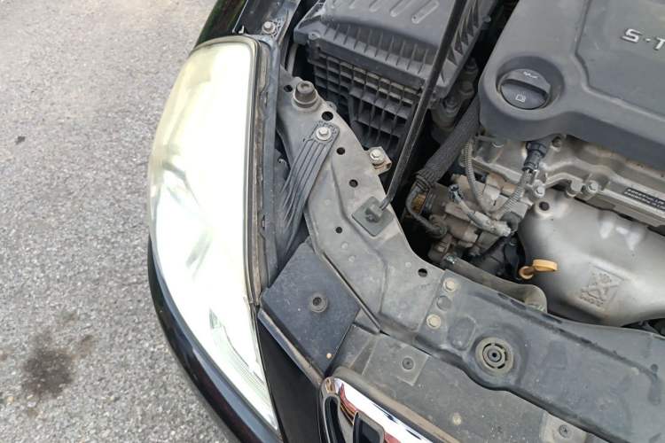 Used Buick Excelle 2013 1.5L Automatic Classic Model Engine Bay Right