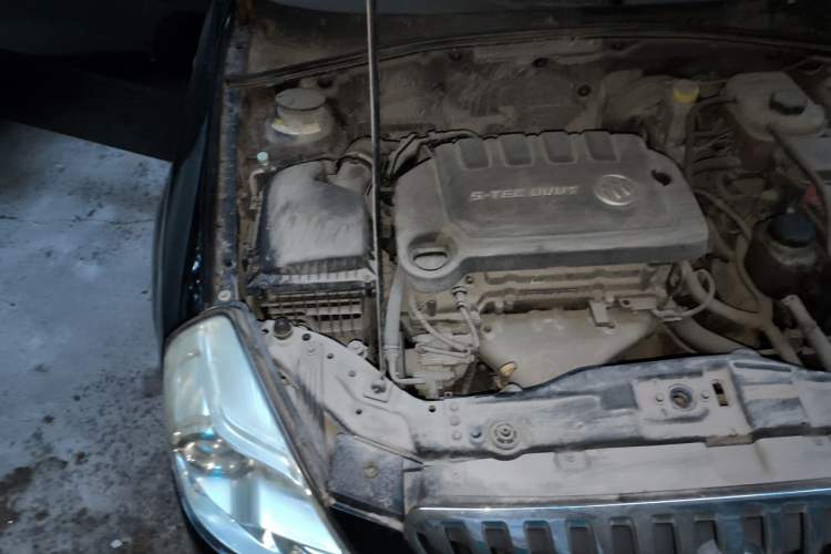 Used Buick Excelle 2013 1.5L Manual Classic Model Engine Bay Right