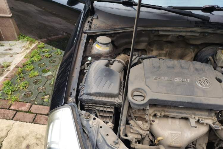 Used Buick Excelle 2013 1.5L Manual Classic Model Engine Bay Right
