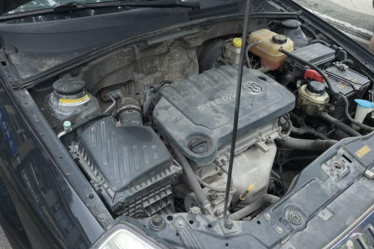 Used Buick Excelle 2013 1.5L Manual Classic Model Engine Bay Right