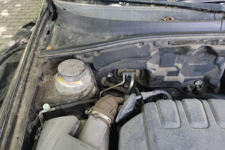 Used Buick Excelle 2013 1.5L Manual Luxury Model Engine Bay Right