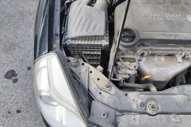 Used Buick Excelle 2013 1.5L Manual Classic Model Engine Bay Right