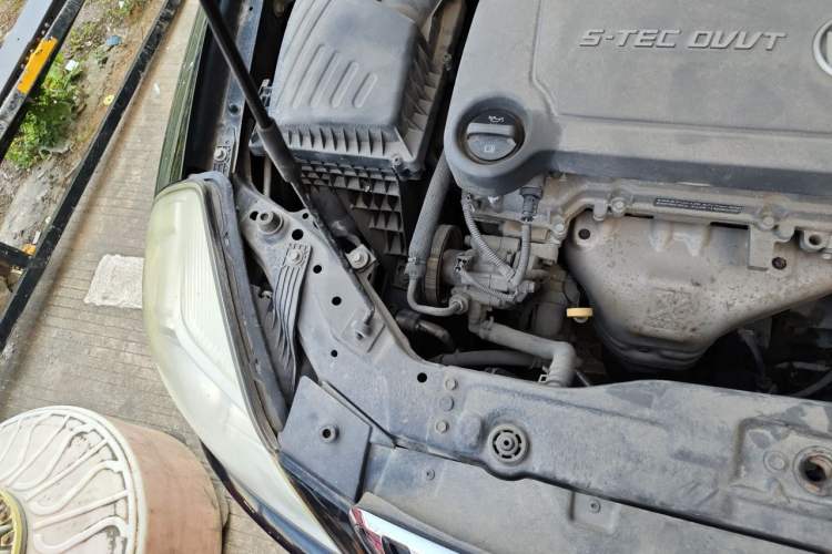 Used Buick Excelle 2013 1.5L Automatic Classic Model Engine Bay Right