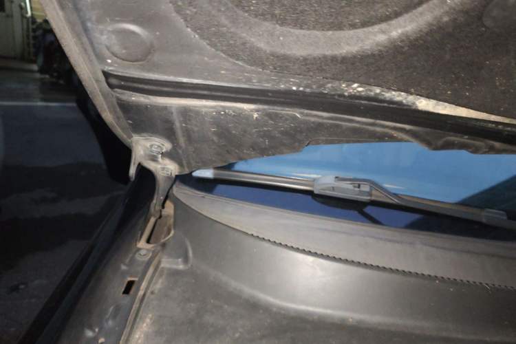 Used Buick Excelle 2013 1.5L Manual Classic Model Engine Bay Right