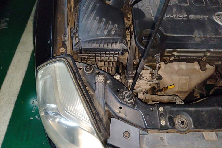 Used Buick Excelle 2013 1.5L Manual Classic Model Engine Bay Right