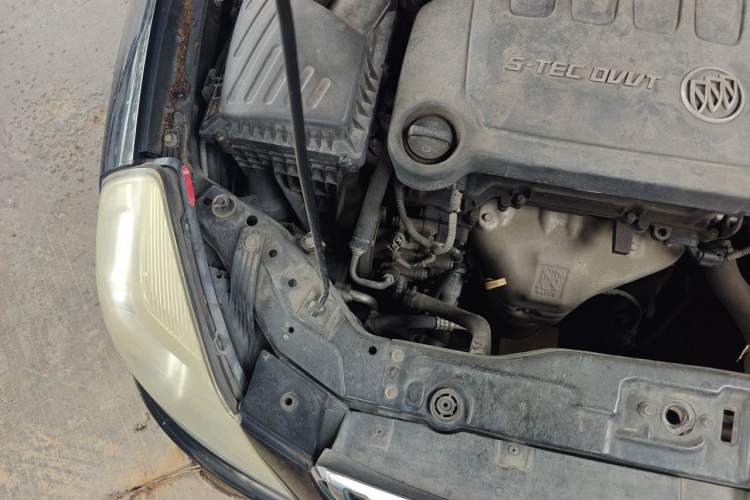 Used Buick Excelle 2013 1.5L Manual Classic Model Engine Bay Right