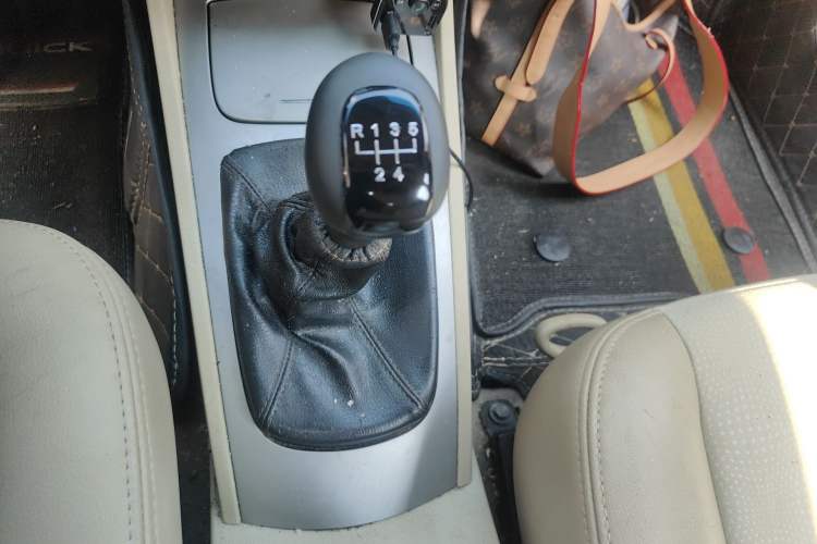 Used Buick Excelle 2013 1.5L Manual Classic Model Gear Lever