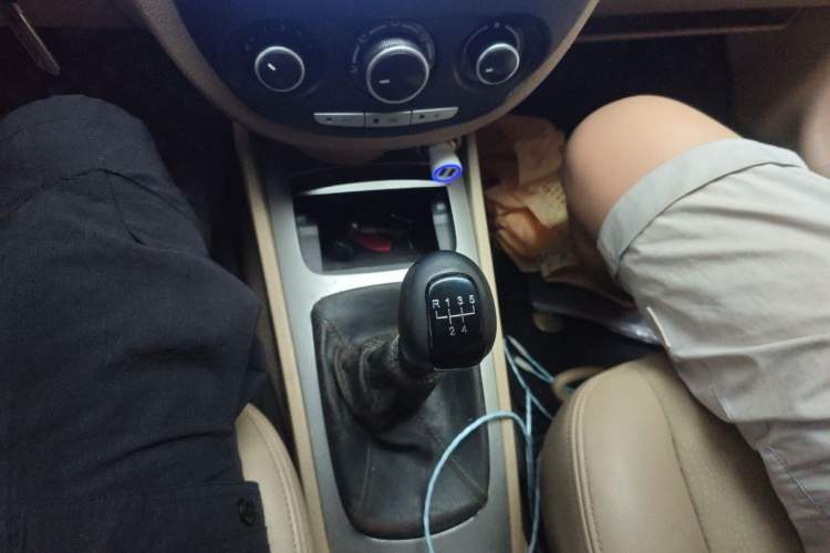 Used Buick Excelle 2013 1.5L Manual Classic Model Gear Lever