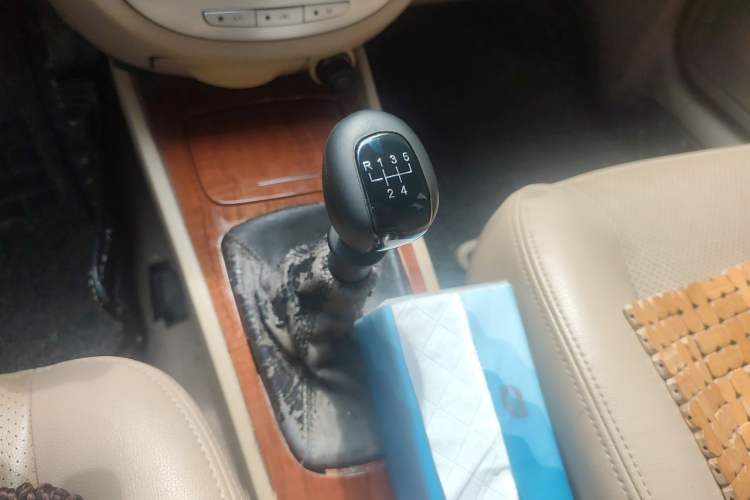 Used Buick Excelle 2013 1.5L Manual Luxury Model Gear Lever
