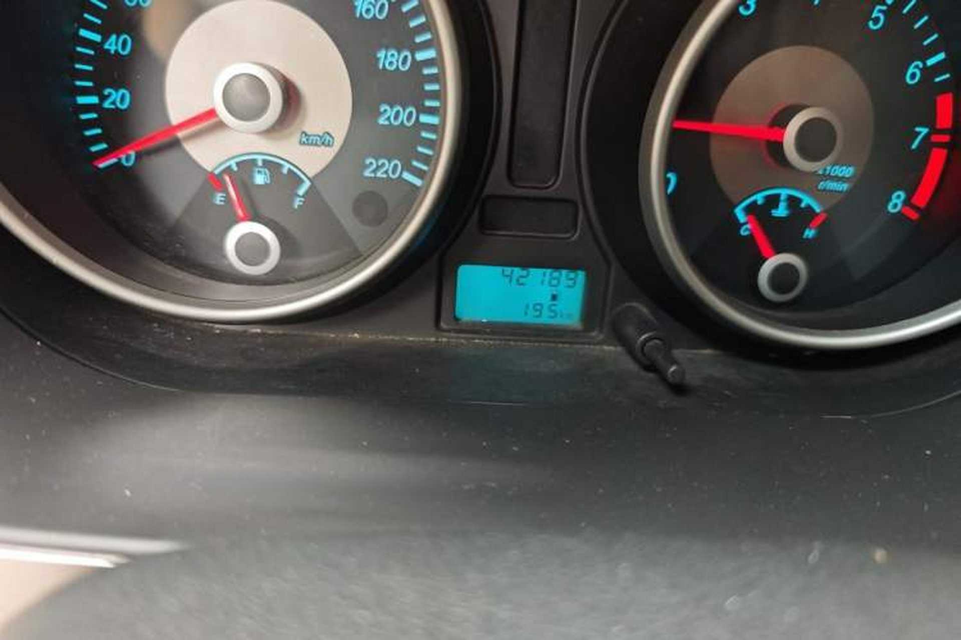 Used Buick Excelle 2013 1.5L Manual Classic Model Odometer Close Up