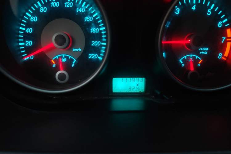 Used Buick Excelle 2013 1.5L Manual Classic Model Odometer Close Up