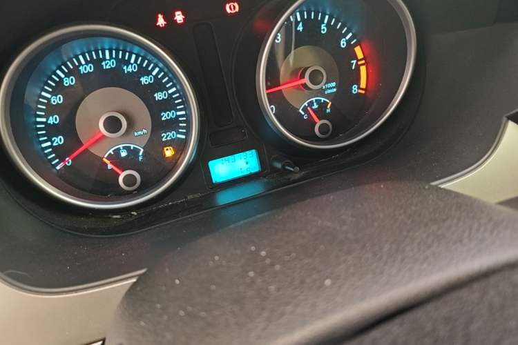Used Buick Excelle 2013 1.5L Manual Classic Model Odometer Close Up