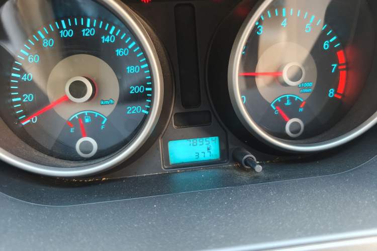 Used Buick Excelle 2013 1.5L Manual Classic Model Odometer Close Up