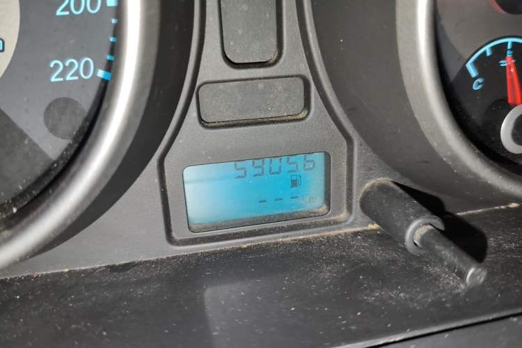 Used Buick Excelle 2013 1.5L Manual Classic Model Odometer Close Up