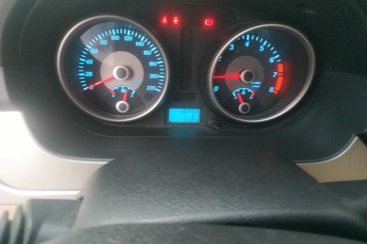 Used Buick Excelle 2013 1.5L Manual Classic Model Odometer Close Up