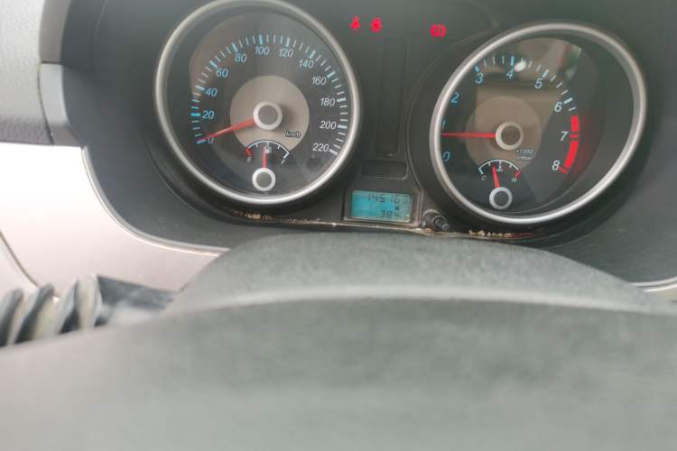 Used Buick Excelle 2013 1.5L Manual Classic Model Odometer Close Up