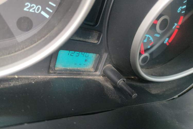 Used Buick Excelle 2013 1.5L Manual Classic Model Odometer Close Up