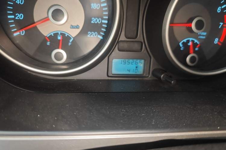 Used Buick Excelle 2013 1.5L Manual Classic Model Odometer Close Up