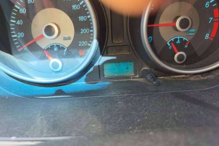 Used Buick Excelle 2013 1.5L Manual Classic Model Odometer Close Up