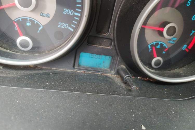 Used Buick Excelle 2013 1.5L Manual Classic Model Odometer Close Up