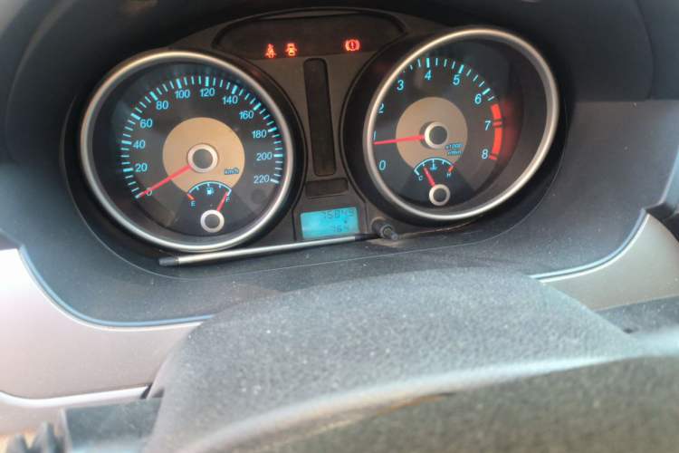 Used Buick Excelle 2013 1.5L Manual Classic Model Odometer Close Up