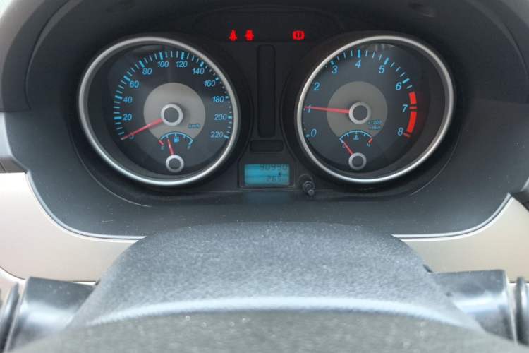 Used Buick Excelle 2013 1.5L Manual Classic Model Odometer Close Up