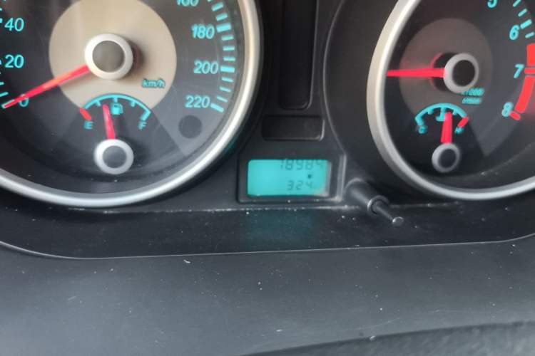 Used Buick Excelle 2013 1.5L Manual Classic Model Odometer Close Up