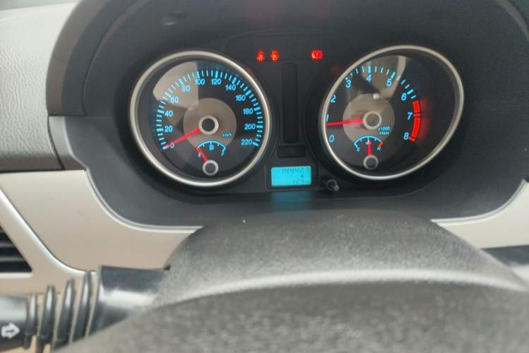 Used Buick Excelle 2013 1.5L Manual Classic Model Odometer Close Up