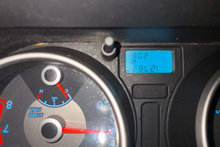 Used Buick Excelle 2013 1.5L Manual Classic Model Odometer Close Up