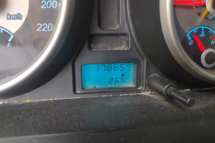 Used Buick Excelle 2013 1.5L Manual Classic Model Odometer Close Up