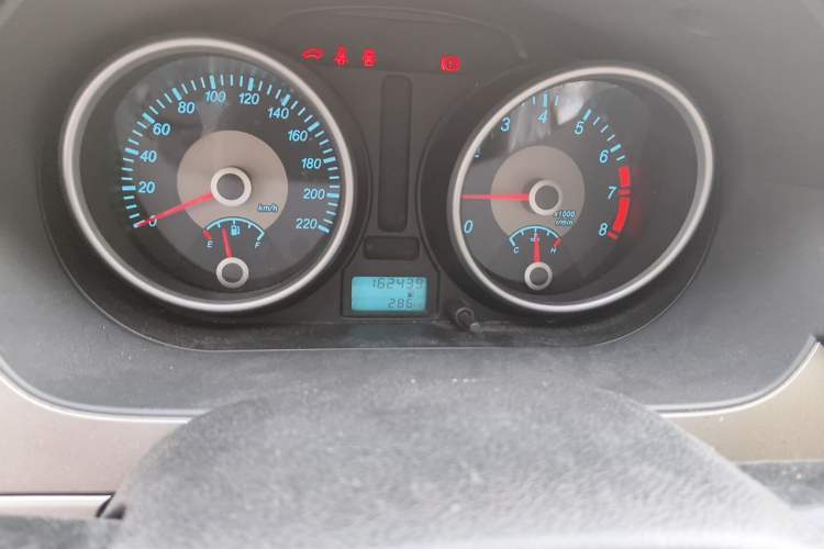 Used Buick Excelle 2013 1.5L Manual Classic Model Odometer Close Up