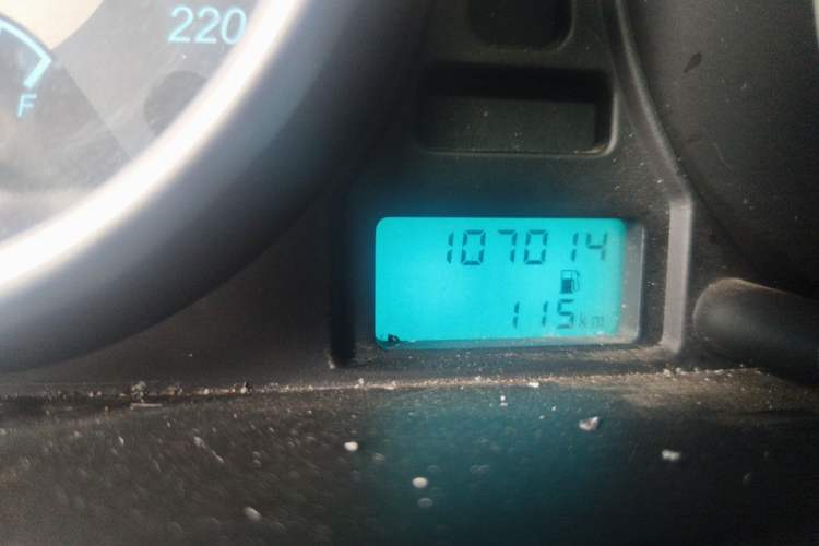 Used Buick Excelle 2013 1.5L Manual Classic Model Odometer Close Up