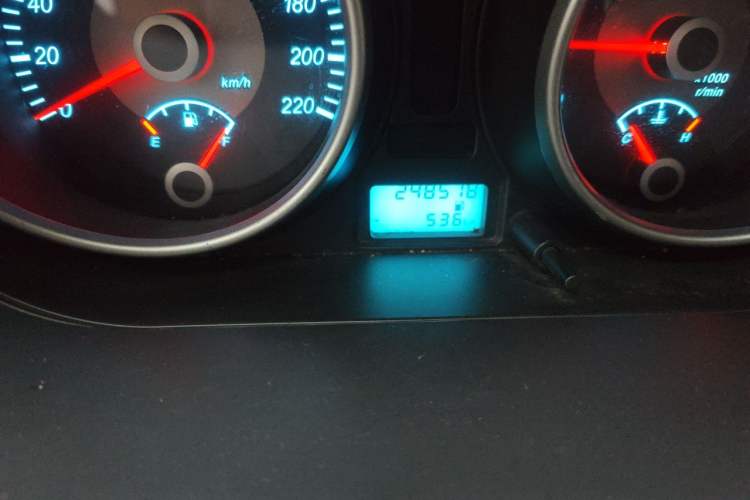 Used Buick Excelle 2013 1.5L Manual Classic Model Odometer Close Up