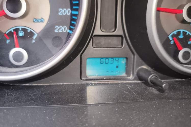 Used Buick Excelle 2013 1.5L Manual Classic Model Odometer Close Up