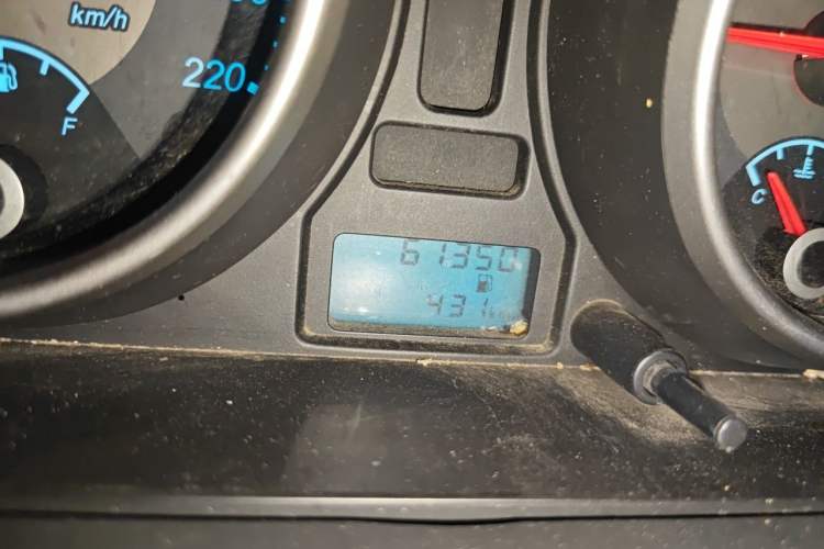 Used Buick Excelle 2013 1.5L Manual Classic Model Odometer Close Up