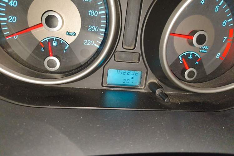 Used Buick Excelle 2013 1.5L Manual Classic Model Odometer Close Up