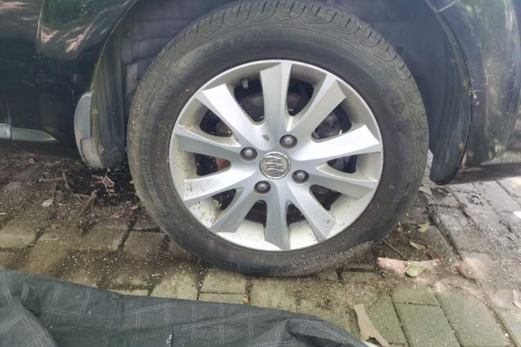Used Buick Excelle 2013 1.5L Manual Luxury Model Right Front Wheel Hub