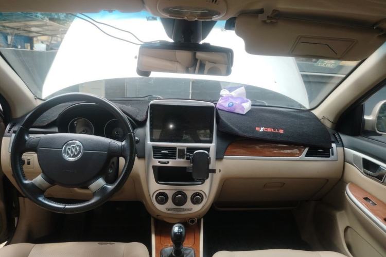 Used Buick Excelle 2013 1.5L Manual Luxury Model Center Console