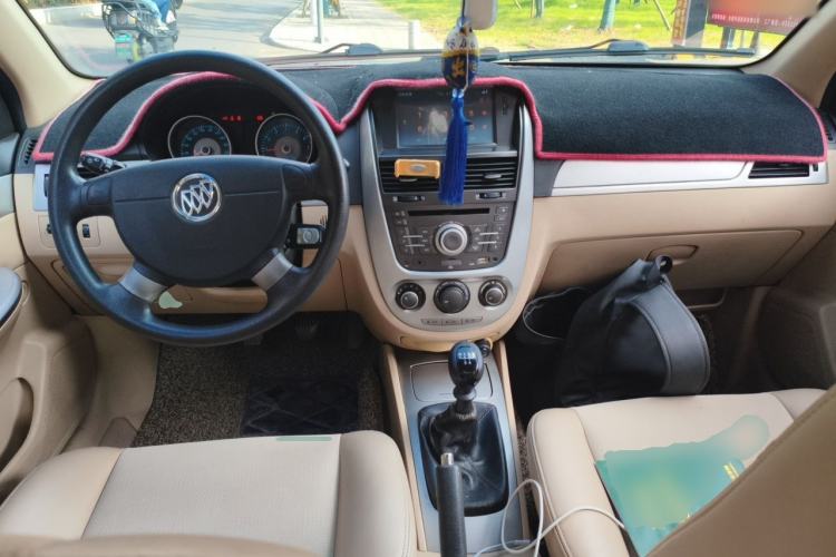 Used Buick Excelle 2013 1.5L Manual Classic Model Center Console