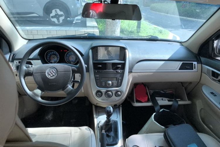 Used Buick Excelle 2013 1.5L Manual Classic Model Center Console