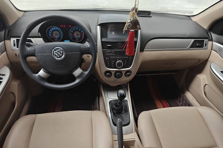 Used Buick Excelle 2013 1.5L Manual Classic Model Center Console