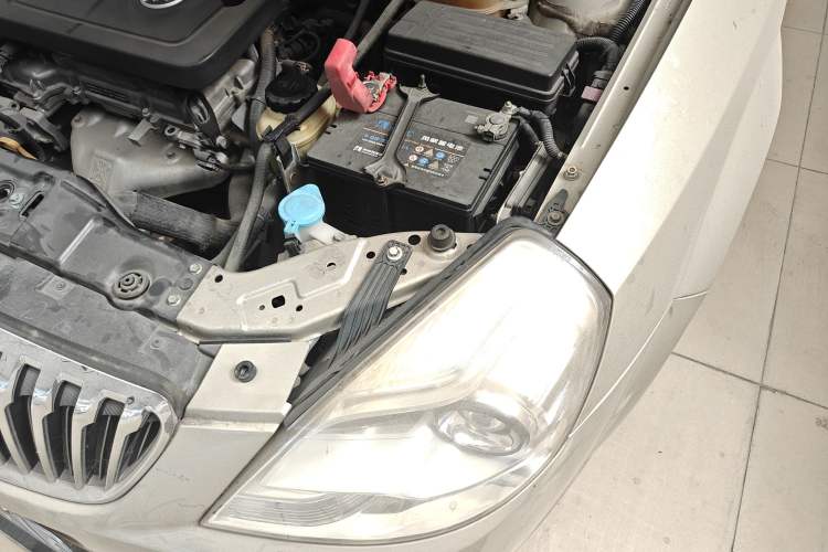 Used Buick Excelle 2013 1.5L Manual Classic Model Engine Bay Left