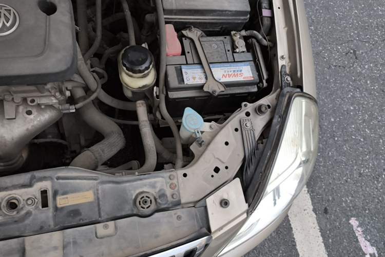 Used Buick Excelle 2013 1.5L Manual Classic Model Engine Bay Left