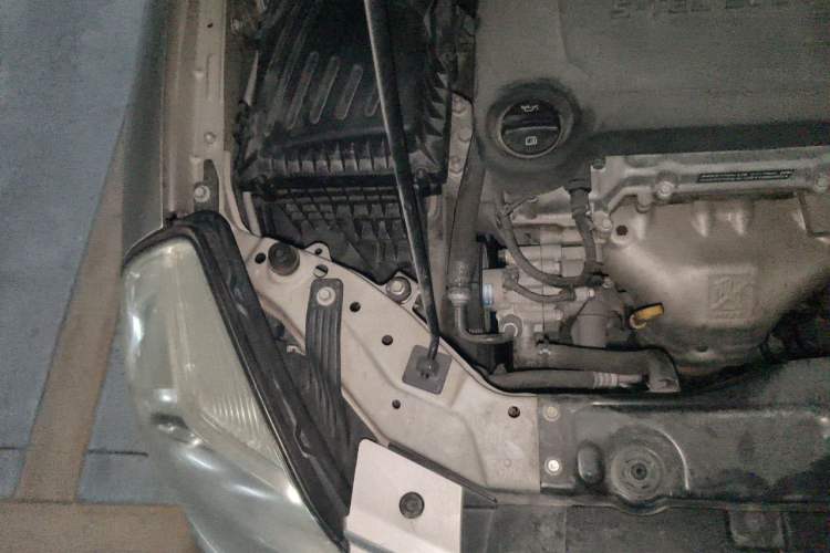 Used Buick Excelle 2013 1.5L Automatic Classic Model Engine Bay Right